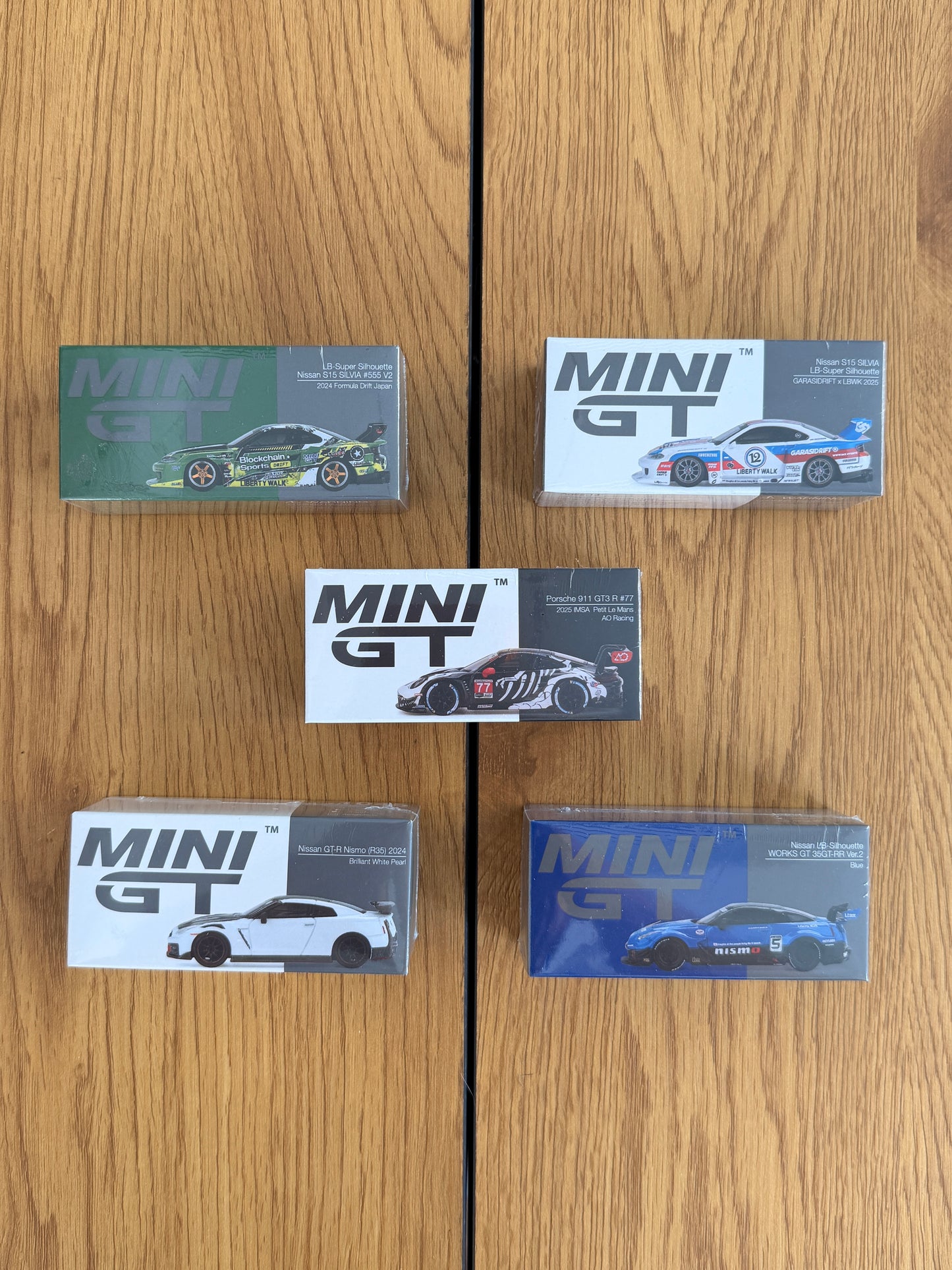 STARTER PACK 9/10 - Mini GT Skeleton + 4 Mini GT