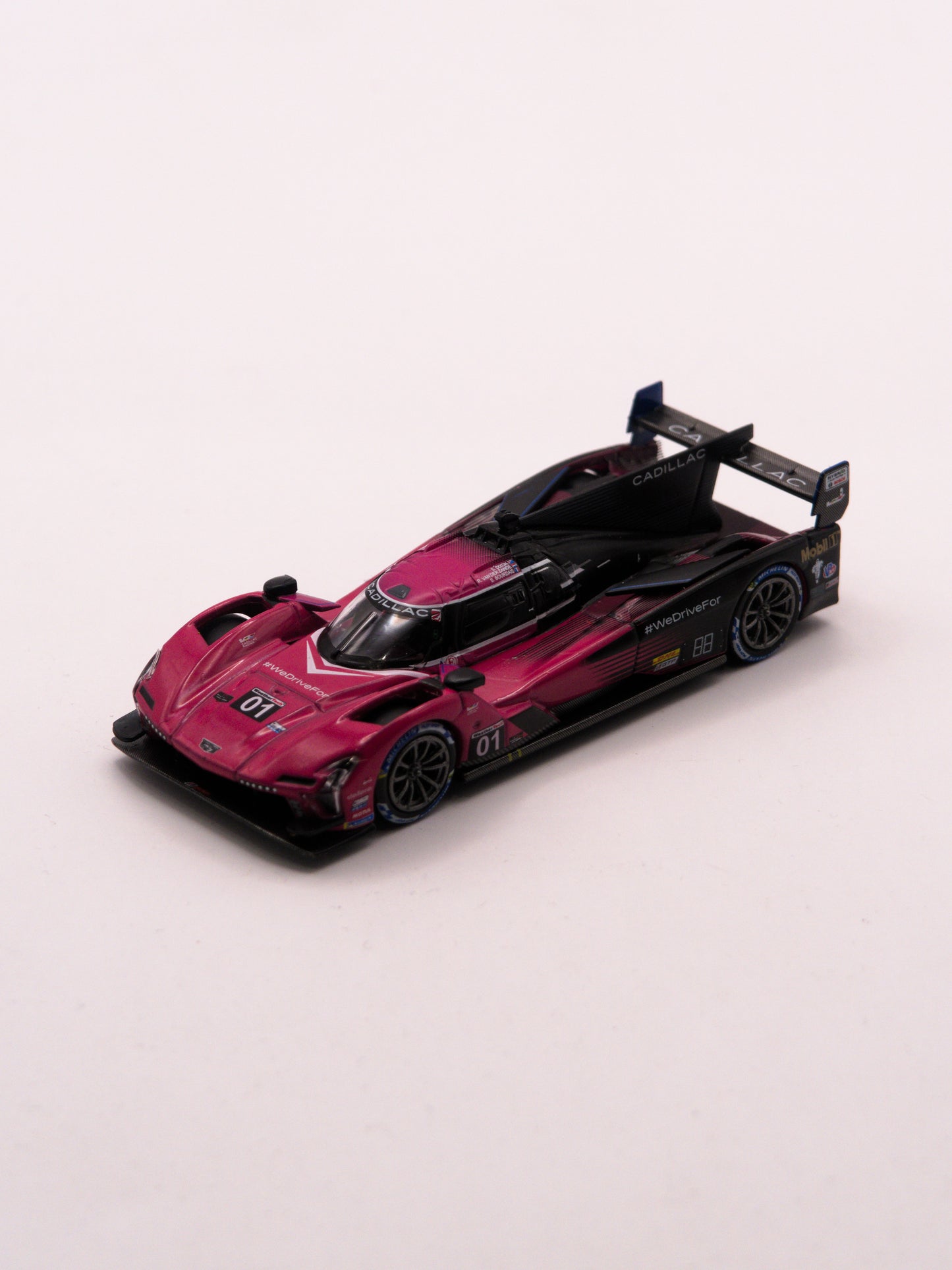 Mini GT #1010 Cadillac V-Series.R #01 2024 IMSA Petit Le Mans Różowy