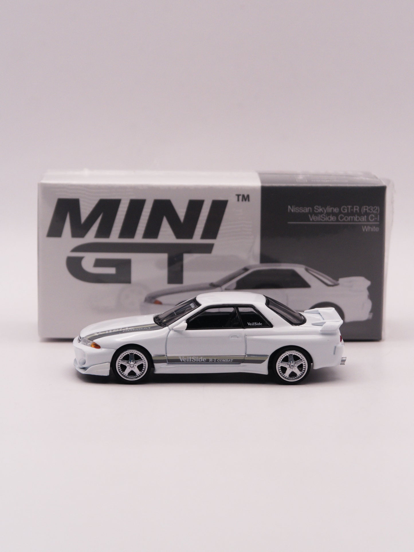 MiniGT #1066 Nissan Skyline R32 Veilside Combat Biały