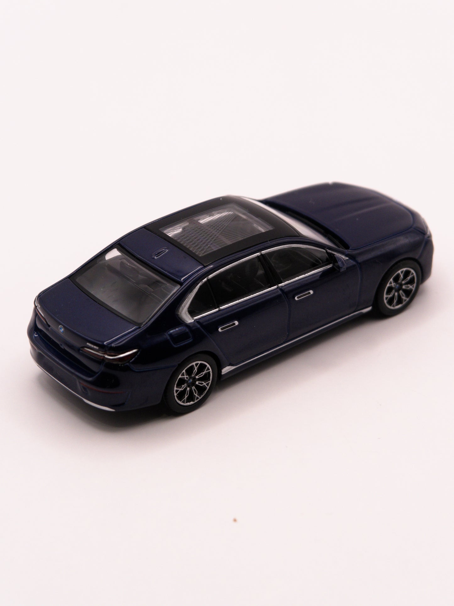Mini GT #1111 BMW i7 xDrive60 Niebieski *Blister