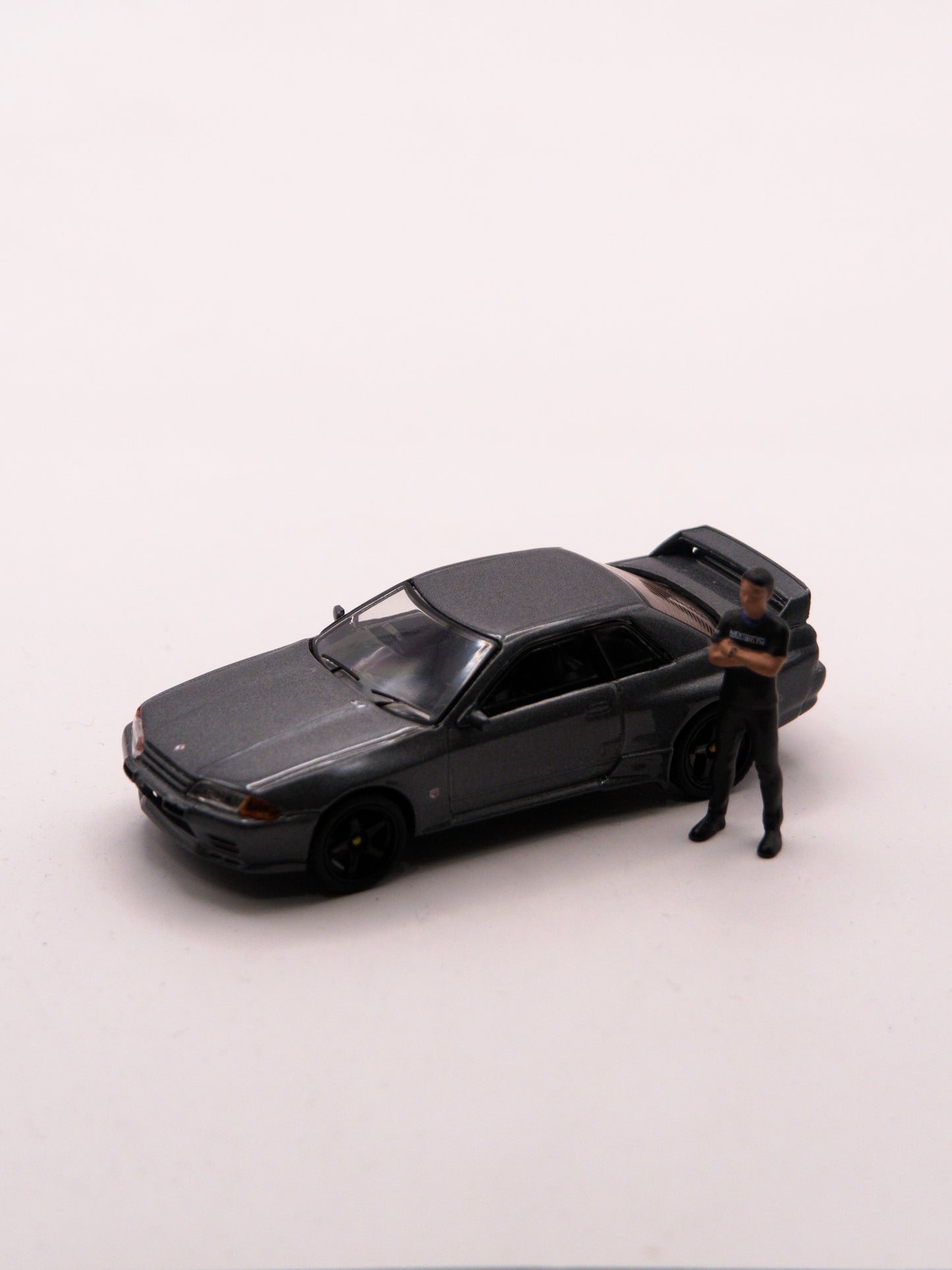Mini GT #869 Nissan GT-R R32 Gray with Matsuda Figure