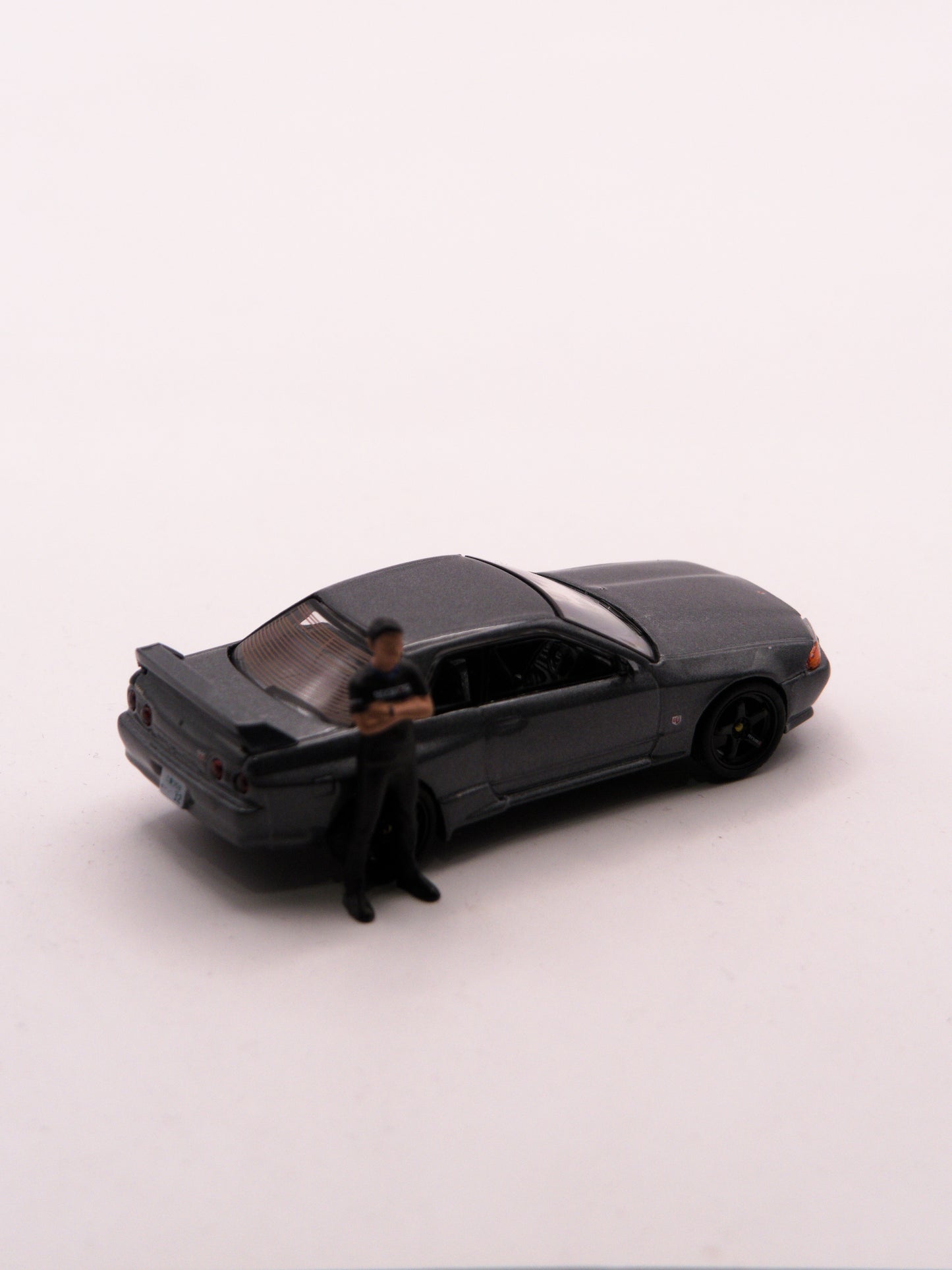 Mini GT #869 Nissan GT-R R32 Gray with Matsuda Figure