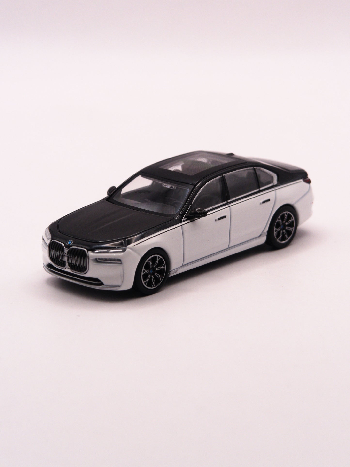 Mini GT #959 BMW i7 xDrive60 White