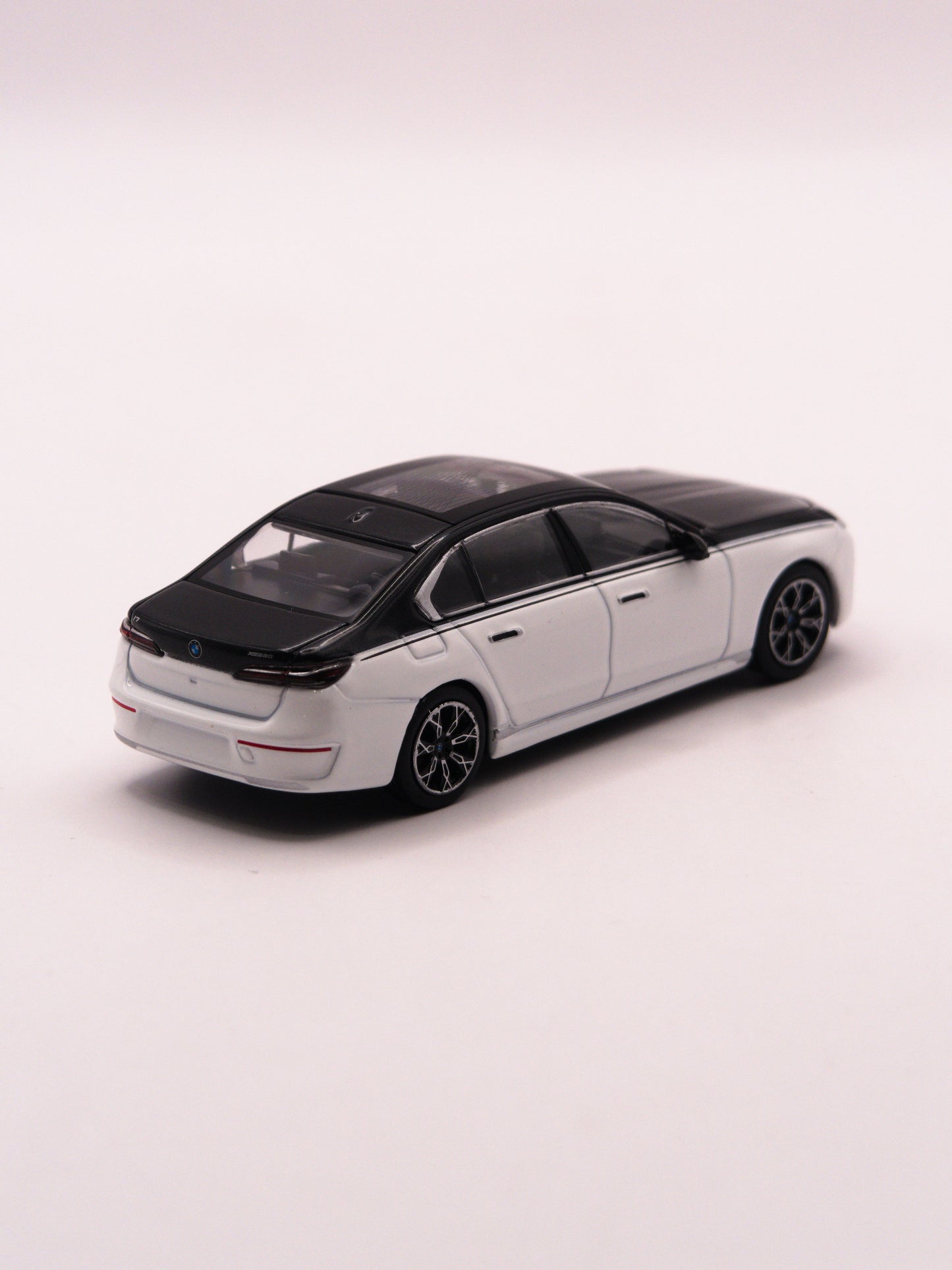 Mini GT #959 BMW i7 xDrive60 White